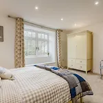 4 Bed In Oc-96392 Whitby