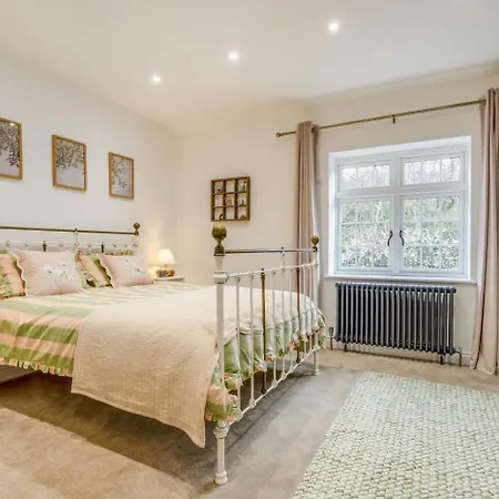 4 Bed In Oc-96392 Whitby