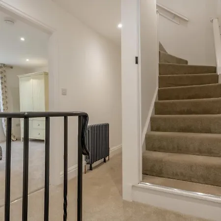 4 Bed In Oc-96392 * Уитби