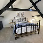 Holiday home 4 Bed In Oc-96392 *